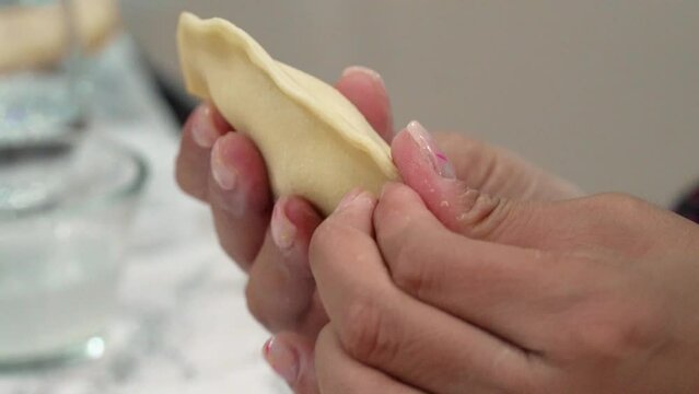 Empanadas repulgue 2 (Lateral view)