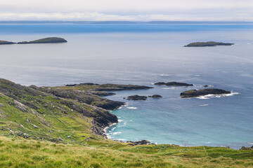 Obraz premium scenic view of the ocean, bays and scenery at the ring of kerry as part of the wild atlantic way in Ireland