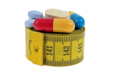 Concept de régime avec un mètre souple et des médicaments dessus