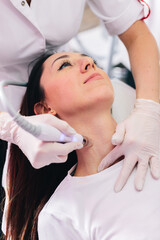 Obraz na płótnie Canvas Cosmetologist doing hydrafacial treatment on woman face