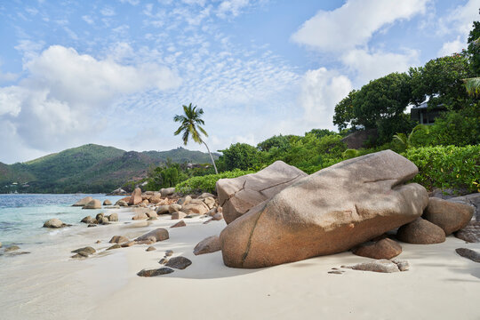 Seychelles, Praslin, Boulders lying along tropical beach