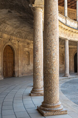 Atrio porticado en el palacio renacentista de Carlos V dentro del conjunto histórico de la Alhambra de Granada, España