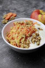 Apfel-Karotten-Salat mit Walnuss - carrot apple salad with walnut