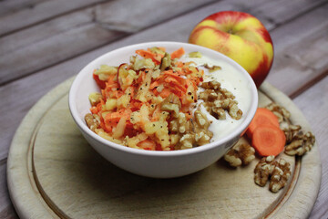 Apfel-Karotten-Salat mit Walnuss - carrot apple salad with walnut