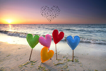 romantischer Strand mit Herzen