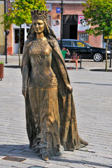 Obraz premium Statue of Hedwig of Anjou in the Market Square. Inowroclaw, Kuyavian-Pomeranian Voivodeship, Poland.