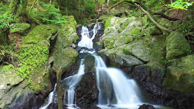 夏の五塔の滝（モーションあり）タイムラプス　福岡県篠栗町　Goto Falls in summer (with motion).  time lapse. Fukuoka-ken Sasaguri town.