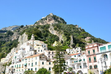 Fototapeta na wymiar Italie, Amalfi est situé au pied du mont Cerreto dans le golfe de Salerne avec des falaises rocheuses plongeant dans la mer Tyrrhénienne.
