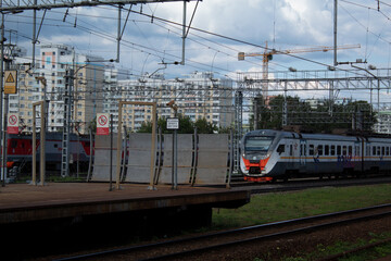ED4M-500 (Electric train Demikhovsky 4th type
Modified) arrives at station Kuskovo on
Gor'kovskoe direction. The photo shows the 500th rare modification of this train  - obrazy, fototapety, plakaty