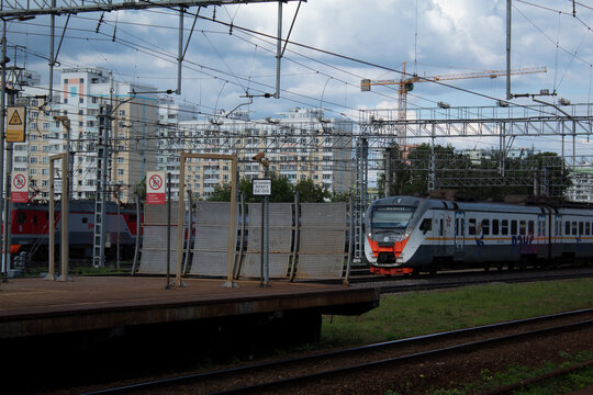 ED4M-500 (Electric train Demikhovsky 4th type
Modified) arrives at station Kuskovo on
Gor'kovskoe direction. The photo shows the 500th rare modification of this train 