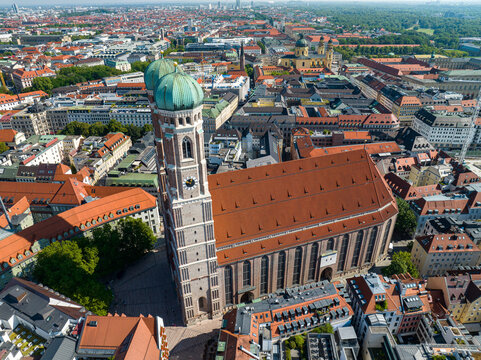 Frauenkirche München im Sommer