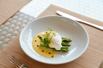 Poached egg with hollandaise sauce and asparagus.