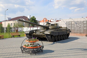 Obraz premium Tank in the Square of Military Glory in the Siberian city of Nadym