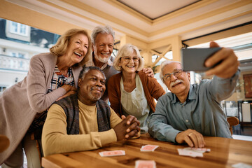 Cheerful senior have fun while taking selfie at retirement community. - obrazy, fototapety, plakaty
