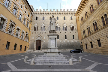 Fototapeta premium Palazzo Salimbeni palace, the Main Office or Headquarter of Monte dei Paschi Bank, with Statue of Sallustio Bandini