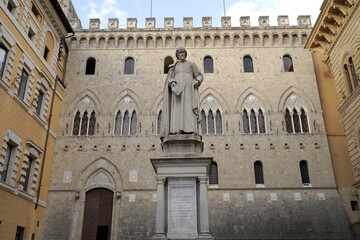 Fototapeta premium Palazzo Salimbeni, the Main Office or Headquarter of Monte dei Paschi Bank, with Statue of Sallustio Bandini