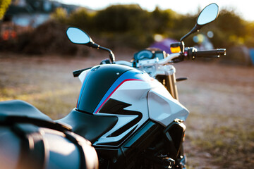 motocicleta retro en el ocaso, moto