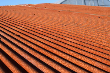 赤茶色に錆びた波トタン