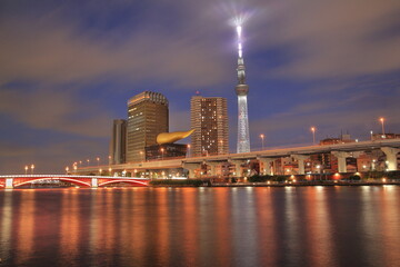 東京スカイツリーと隅田川テラスの夜景