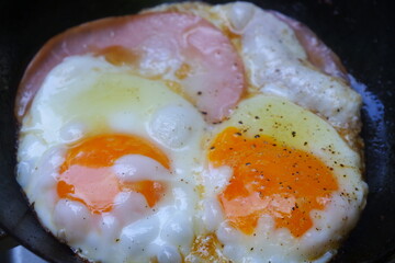 フライパンでハムエッグを作る