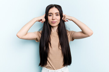 Fototapeta premium Young caucasian woman isolated on blue background focused on a task, keeping forefingers pointing head.