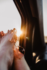 Happy Life - Füße mit roten Nagellack im Sonnenuntergang im Autofenster, Vanlife, reisen mit Rosa rote Brille 