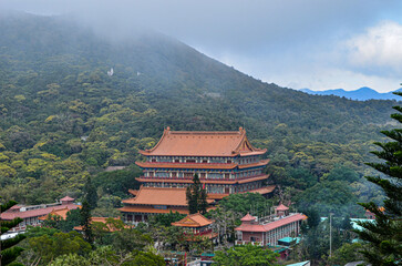 Fototapeta na wymiar chinese temple in the mountains