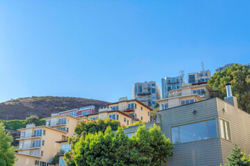 Fototapeta premium Apartment buildings on a slope of a mountain at San Francisco, California