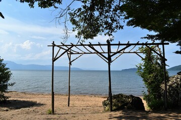 琵琶湖、びわ湖、青空、夏空、テント、キャンプ、海の家、湖の家、柱、屋根