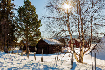 Neve a Kiruna in Lapponia Svedese. Una chiesa in mezzo alla natura con un paesaggio di sole