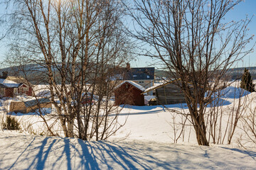 Neve a Kiruna in Lapponia Svedese. Una chiesa in mezzo alla natura con un paesaggio di sole