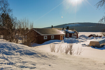 Neve a Kiruna in Lapponia Svedese. Una chiesa in mezzo alla natura con un paesaggio di sole