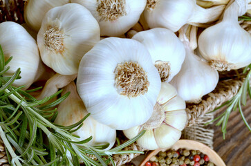 Fresh garlic heads close up. Healthy food ingredient. traditional seasoning for cooking. Green spices and peppercorns