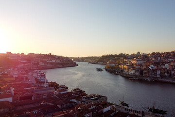 Vista a&eacute;rea de drone sobre o Rio Douro, Porto (Portugal)	