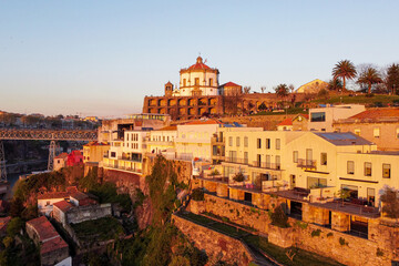 Vista aérea de drone sobre a Serra do Pilar em Vila Nova de Gaia, Porto (Portugal)	