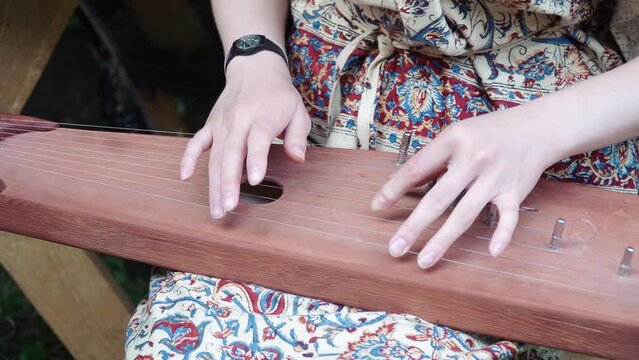 Lyre-shaped gusli with a playing window