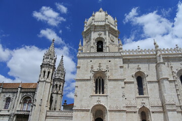 Fototapeta na wymiar Türme und Kuppel am Mosteiro dos Jerónimos