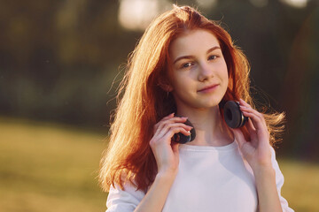 Naklejka premium Portrait of young girl that is on the field at sunny daytime having nice weekend