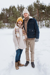 Fototapeta na wymiar people, love and leisure concept - happy smiling couple in winter park