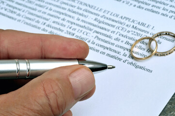 Concept de signature d'un acte de divorce avec un stylo