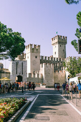 Fototapeta na wymiar Castillo Scaligero de Sirmione en Italia