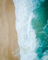 Fototapeta na wymiar Vue Aérienne de drone d'une plage de l'océan Atlantique. Vue verticale avec sable, écume et eau