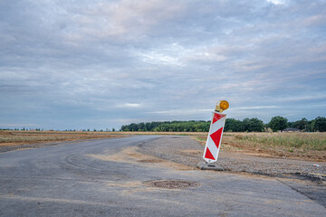 Stra&szlig;e mit Baustellenabsicherung und Leitbake
