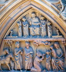 Collégiale Saint-Martin, tympan à deux registre, entrée ouest, Adoration des mages et Christ du Jugement dernier, Colmar, Alsace, France - obrazy, fototapety, plakaty