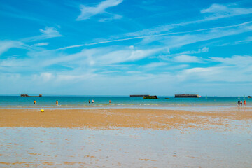 Strandspaziergang am wunderschönen Gold Beach vor der Küste von Ver-sur-Mer - Normandie - Frankreich