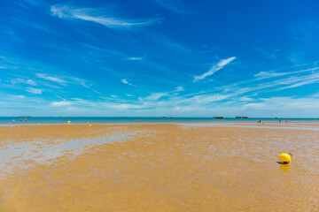 Strandspaziergang am wunderschönen Gold Beach vor der Küste von Ver-sur-Mer - Normandie -...