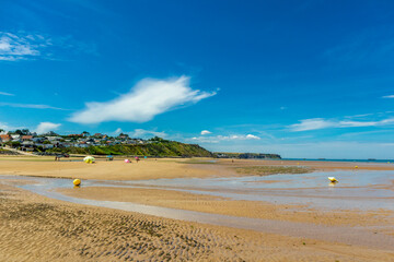 Strandspaziergang am wunderschönen Gold Beach vor der Küste von Ver-sur-Mer - Normandie - Frankreich