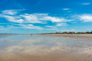 Strandspaziergang am wunderschönen Gold Beach vor der Küste von Ver-sur-Mer - Normandie -...