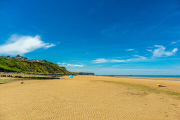Strandspaziergang am wunderschönen Gold Beach vor der Küste von Ver-sur-Mer - Normandie -...