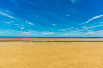 Fototapeta na wymiar Strandspaziergang am wunderschönen Gold Beach vor der Küste von Ver-sur-Mer - Normandie - Frankreich